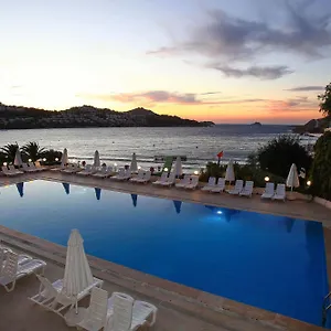 Cactus Mirage Family Club Яликовак